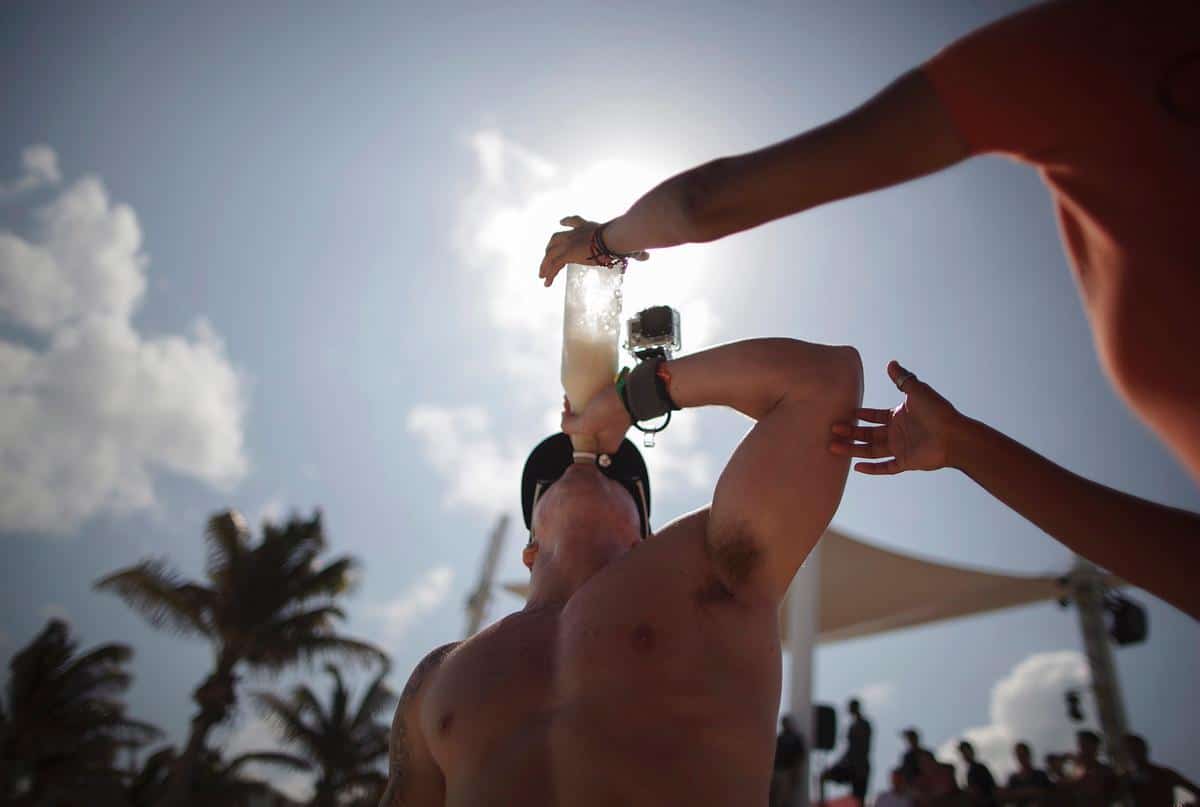 How to Score Free Drinks As A Guy On Spring Break