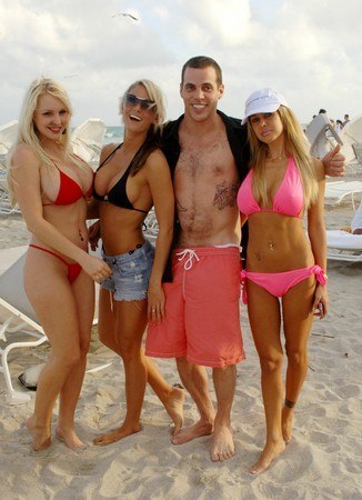 Steve O with the chicas in South Beach Miami Spring Break